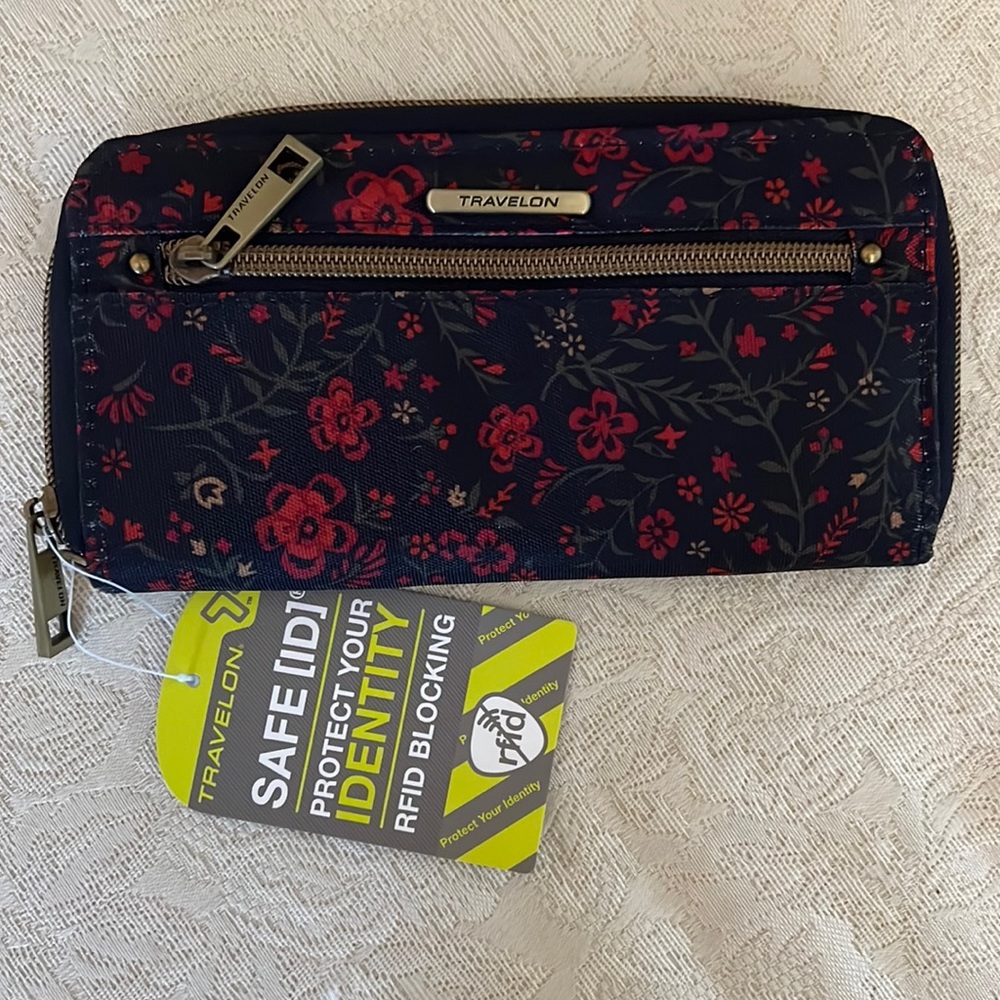 Travelon Wallet with Safe ID RFID Blocking NEW
